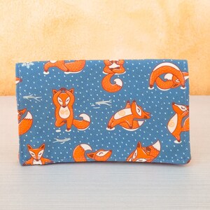 Porta documenti kawaii a tema Volpi che fanno yoga: per passaporto, soldi, tessere, documenti. In cotone con tasca. Fatto a mano in Italia.