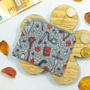 Portamonete kawaii Giochi di ruolo grigio: bustina per soldi, tessere e piccoli oggetti come dadi e gioielli. Per borse e tasche.