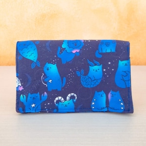 Porta tabacco kawaii a tema Gatti zodiaco: per sigarette, soldi, tessere, documenti. In cotone, con tasche. Fatto a mano in Italia.