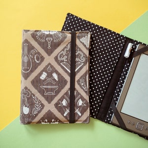 Hard cover for ebook reader gdr fantasy village. To protect Kindle and Kobo, in your backpack or bag, during travel. In cotton.