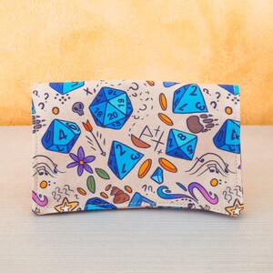 Porta documenti kawaii a tema gdr fantasy dadi blu: per passaporto, soldi, tessere, documenti. In cotone, con tasche. Fatto a mano in Italia