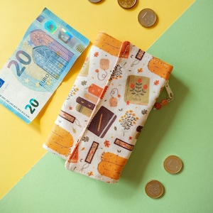 Bücher im Kawaii-Portemonnaie mit Herbstmotiv: für Geld, Karten und Dokumente. Aus Baumwolle, mit vielen Taschen. Handgefertigt in Italien.
