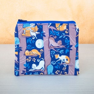 Portamonete kawaii Gatti sugli alberi: per soldi, banconote, monete, tessere e piccoli oggetti come dadi e gioielli. Per borse e tasche.