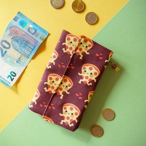 Kawaii-Geldbörse im Motiv „Running Pizzas“: für Geld, Karten und Dokumente. Aus Baumwolle, mit vielen Taschen. Handgefertigt in Italien.