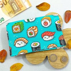 Porta tabacco kawaii a tema Sushi allegri: per sigarette, soldi, tessere, documenti. In cotone, con tasche. Fatto a mano in Italia.