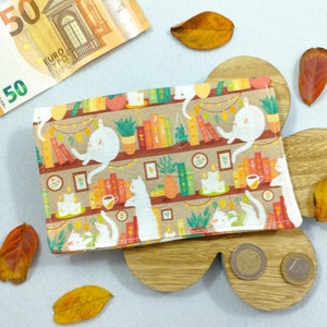 Kawaii-Tabakhalter mit Katzenmotiv im beigen Bücherregal: für Zigaretten, Geld, Karten, Dokumente. Aus Baumwolle, mit Taschen. Handgefertigt in Italien