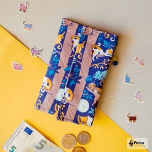 Kawaii-Geldbörse „Katzen bei Nacht in den Bäumen“: für Geld, Karten und Dokumente. Aus Baumwolle, mit vielen Taschen. Handgefertigt in Italien.