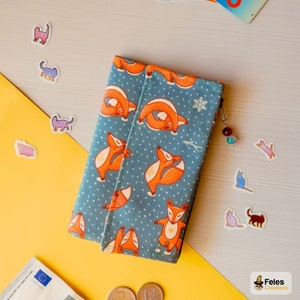 Kawaii-Geldbörse mit Yoga-Motiv von Füchsen: für Geld, Karten und Dokumente. Aus Baumwolle, mit vielen Taschen. Handgefertigt in Italien.