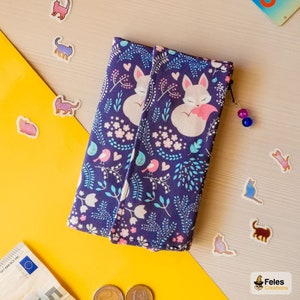 Kawaii-Geldbörse mit Motiv schlafender Füchse: für Geld, Karten und Dokumente. Aus Baumwolle, mit vielen Taschen. Handgefertigt in Italien.