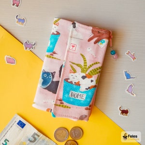 Kawaii-Geldbörse mit Katzen- und Pflanzenmotiv: für Geld, Karten und Dokumente. Aus Baumwolle, mit vielen Taschen. Handgefertigt in Italien.