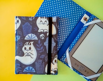 Cover rigida per ebook reader a tema Gatti fantasmi. Per proteggere Kindle e Kobo, nello zaino o in borsa, durante i viaggi. In cotone.