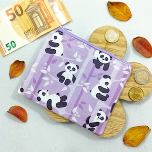 Portamonete kawaii Panda rossi sui prati: per soldi, banconote, monete, tessere e piccoli oggetti come dadi e gioielli. Per borse e tasche.
