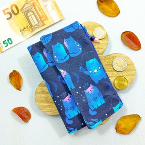 Kawaii-Geldbörse mit Sternzeichen Katzen: für Geld, Karten und Dokumente. Aus Baumwolle, mit vielen Taschen. Handgefertigt in Italien.