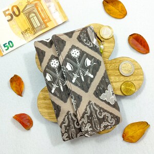 Portemonnaie mit Fantasy-Dorf-Rollenspielmotiv: für Geld, Karten und Dokumente. Aus Baumwolle, mit vielen Taschen. Handgefertigt in Italien
