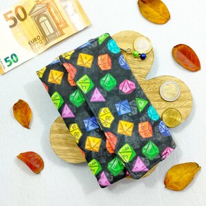 Geldbörse im Kawaii-Stil mit bunten Würfel-Rollenspielen: für Geld, Karten und Dokumente. Aus Baumwolle, mit vielen Taschen. Handgefertigt in Italien