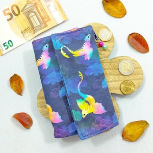Kawaii-Geldbörse mit fliegenden Drachen: für Geld, Karten und Dokumente. Aus Baumwolle, mit vielen Taschen. Handgefertigt in Italien.