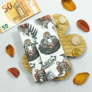 Kawaii-Geldbörse mit Eichhörnchen- und Mäusemotiv: für Geld, Karten und Dokumente. Aus Baumwolle, mit vielen Taschen. Handgefertigt in Italien.