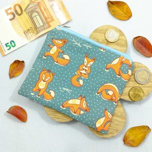 Portamonete kawaii Volpi che fanno yoga: bustina per soldi, monete, tessere e piccoli oggetti come dadi e gioielli. Per borse e tasche.