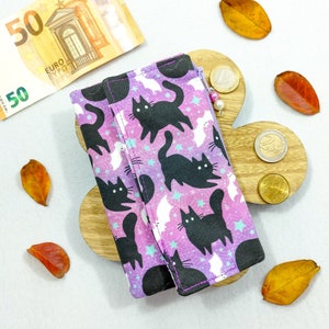 Kawaii-Geldbörse mit lilafarbenen Katzen und Fledermäusen: für Geld, Karten und Dokumente. Aus Baumwolle, mit vielen Taschen. Handgefertigt in Italien.