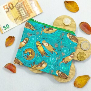 Portamonete kawaii Lontre innamorate: per soldi, banconote, monete, tessere e piccoli oggetti come dadi e gioielli. Per borse e tasche.