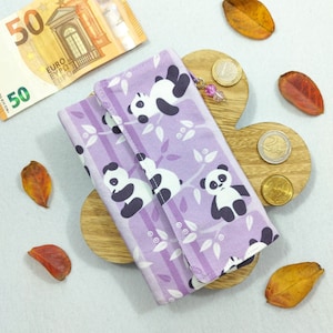 Portafoglio kawaii a tema Panda sugli alberi lillà: per soldi, tessere e documenti. In cotone, con tante tasche. Fatto a mano in Italia.