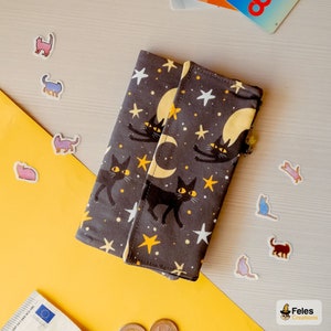 Kawaii-Geldbörse mit Katzen- und Mondmotiv: für Geld, Karten und Dokumente. Aus Baumwolle, mit vielen Taschen. Handgefertigt in Italien.