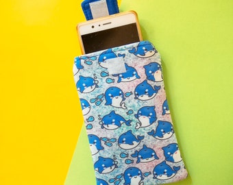 Kawaii cell phone holder themed Orcas in the sea: padded phone case, to protect your smartphone in your bag or backpack.