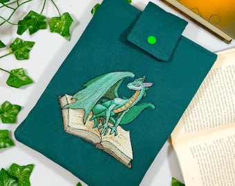 Boekenhoes boekbeschermer geborduurd met Draak op boeken. Etui voor e-boeklezers en tablets. Boekomslag. Handgemaakt in Italië.