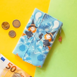 Hellblaue Kawaii-Geldbörse mit Hexen- und Katzenmotiv: für Geld, Karten und Dokumente. Aus Baumwolle, mit vielen Taschen. Handgefertigt in Italien.