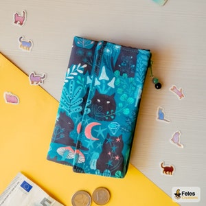 Kawaii-Geldbörse mit Motiv schwarzer Katzen im Wald: für Geld, Karten und Dokumente. Aus Baumwolle, mit vielen Taschen. Handgefertigt in Italien.