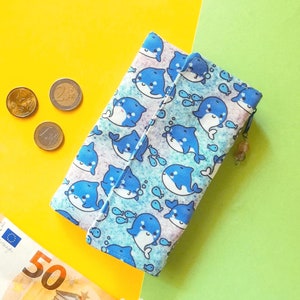 Kawaii-Geldbörse mit Orcas-Motiv im Meer: für Geld, Karten und Dokumente. Aus Baumwolle, mit vielen Taschen. Handgefertigt in Italien.