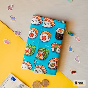Fröhliche blaue Kawaii-Geldbörse mit Sushi-Motiv: für Geld, Karten und Dokumente. Aus Baumwolle, mit vielen Taschen. Handgefertigt in Italien.