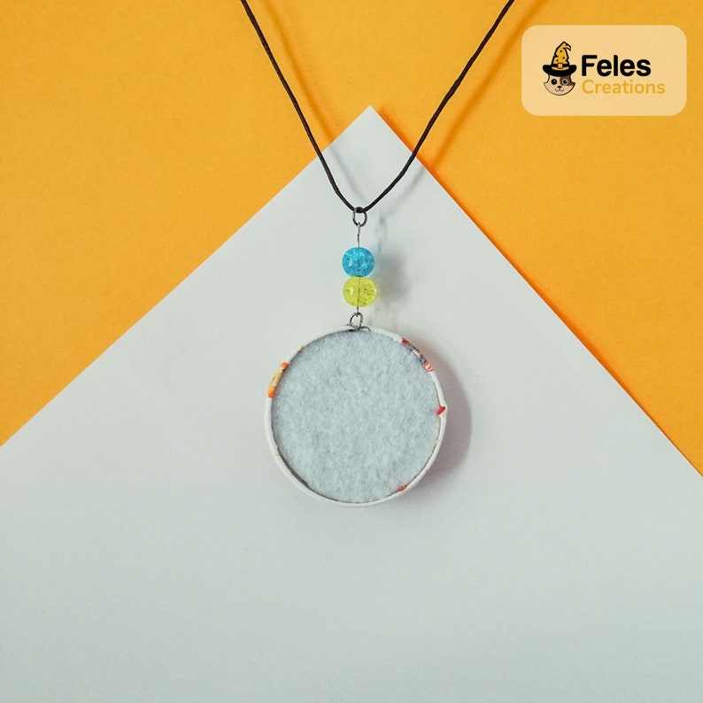 With two beads anallergic metal covered with fabric Colorful cat-themed pendant durable and light.