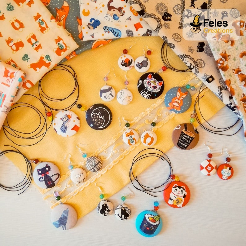 With two beads anallergic metal covered with fabric Colorful cat-themed pendant durable and light.
