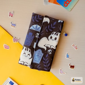 Kawaii-Geldbörse mit Geisterkatzen-Motiv: für Geld, Karten und Dokumente. Aus Baumwolle, mit vielen Taschen. Handgefertigt in Italien.