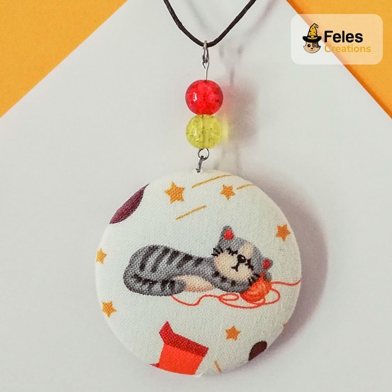 With two beads anallergic metal covered with fabric Colorful cat-themed pendant durable and light.