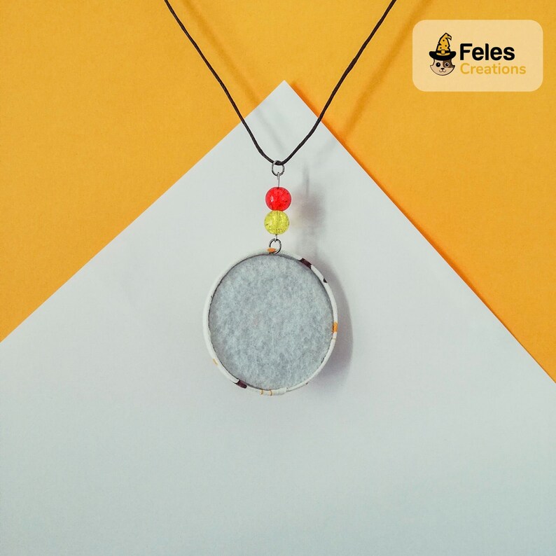 With two beads anallergic metal covered with fabric Colorful cat-themed pendant durable and light.