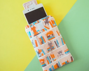 Cats-themed kawaii mobile phone holder in the bookcase: padded phone case, to protect your smartphone in your bag or backpack.