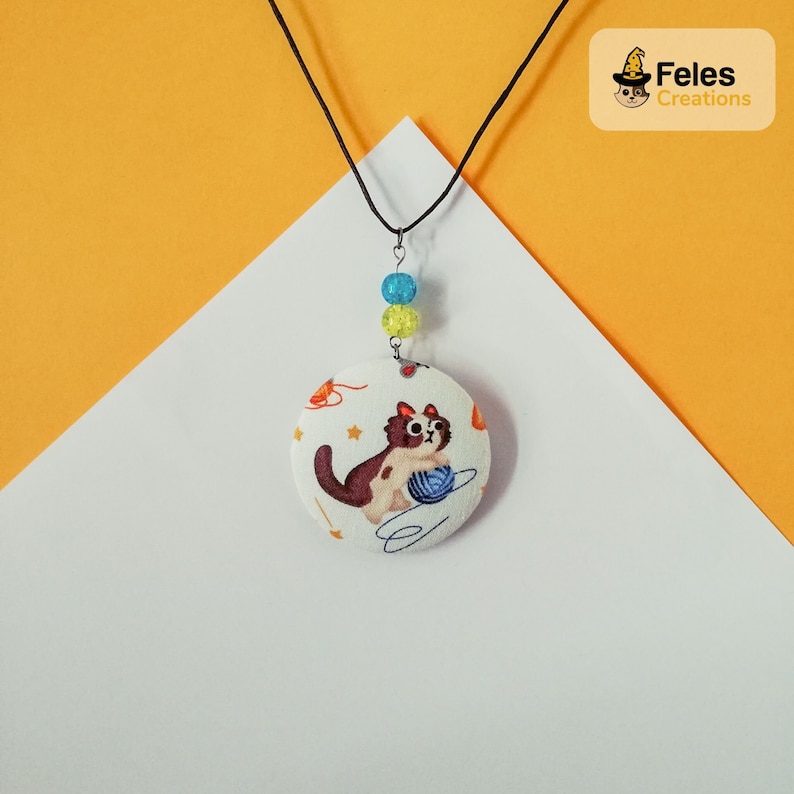 With two beads anallergic metal covered with fabric Colorful cat-themed pendant durable and light.