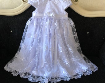 Taufkleid für Baby Mädchen. Taufkleid. Kleid mit Stirnband. Taufkleid mit Spitze. Kleid mit Perlen und Band. Weißes Kleid.