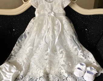 White lace baptism ensemble for baby girl: dress, headband, panties, boots – perfect for the occasion!