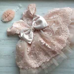 Lichtroze jurk met haarband. Jurk met kant en parels voor een babymeisje. Tutujurk met haarband. Jurk voor de eerste verjaardag. Jurk voor een bruidsmeisje.