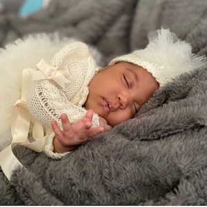 生まれたばかりの赤ちゃんのためのアイボリーの衣装。帰宅のドレス、帽子、靴。新生児の写真撮影の衣装の女の子。 0ヶ月から24ヶ月までのサイズの衣装。