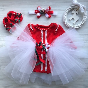 Weihnachtsoutfit für Babymädchen. Handgefertigter roter Strampler mit Spitze und Perlen, Tutu, Stirnband und Stiefeln. Neujahrskleidungsset für Babymädchen.