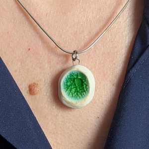 Colgante de vidrio marino y porcelana / Joyería de cerámica / Collar inspirado en el océano / Amuleto artesanal