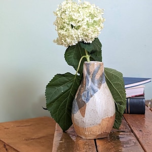 Jarrón de cerámica facetada cocida a leña: gres moteado, esmaltado en ceniza natural