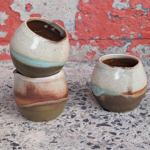 Jarras pequeñas, cacerola para salsa y lechera de gres de Trotternish.