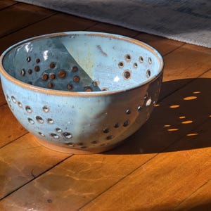 Puede incluir: Un letrero de madera rústico con el texto "Welcome to our home" en letras blancas. El letrero presenta un acabado envejecido y un diseño sencillo y acogedor, ideal para un porche o entrada.