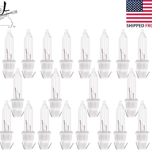 Puede incluir: Una colección de mini bombillas transparentes con bases blancas, dispuestas en filas sobre un fondo blanco. Cada bombilla tiene un pequeño filamento rojo visible en su interior. La imagen incluye un pequeño logotipo y una bandera americana.