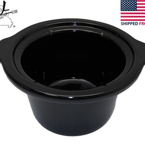 Könnte beinhalten: Ein schwarzer Keramik-Einsatz für einen Slow Cooker mit glänzendem Finish. Der Einsatz hat eine abgerundete Schüsselform mit zwei Griffen an den Seiten. Das Bild enthält auch ein Logo und den Text "SHIPPED FROM USA".